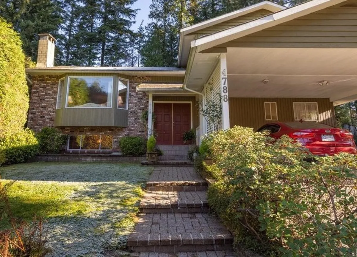 Living room before renovation